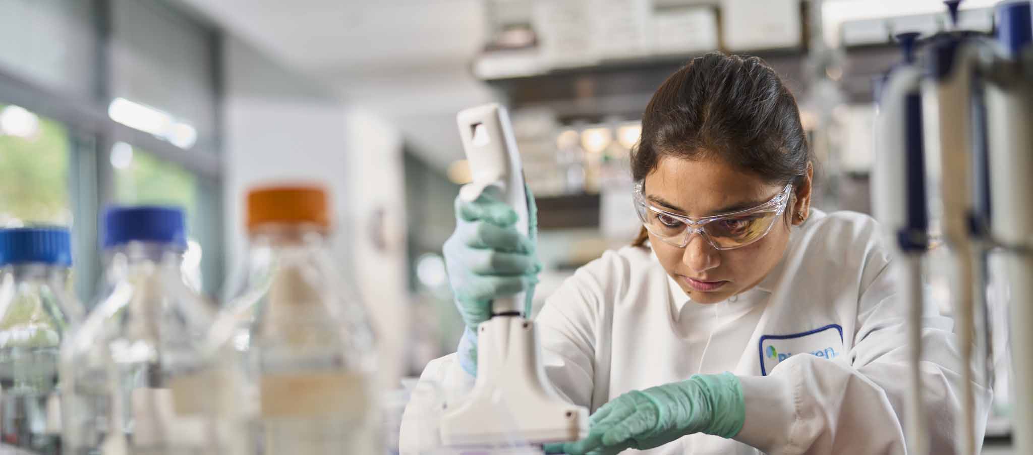 „Biogen“ mokslininkas, dirbantis Kembridžo (Masačusetsas) laboratorijoje